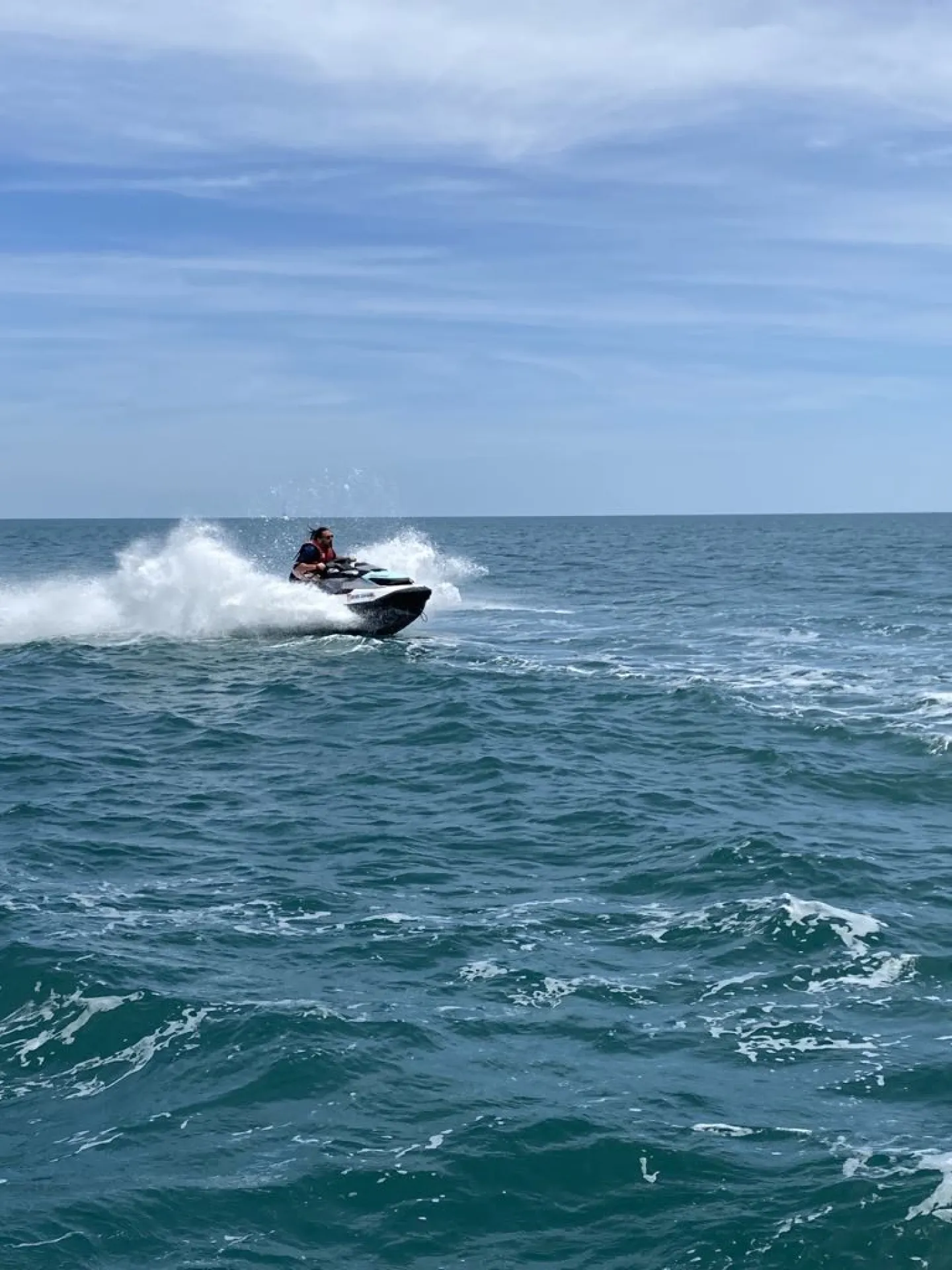 Jetski Sea-Doo sans permis prêt à partir pour une balade encadrée au départ du Cap d’Agde, garantissant plaisir et sécurité.