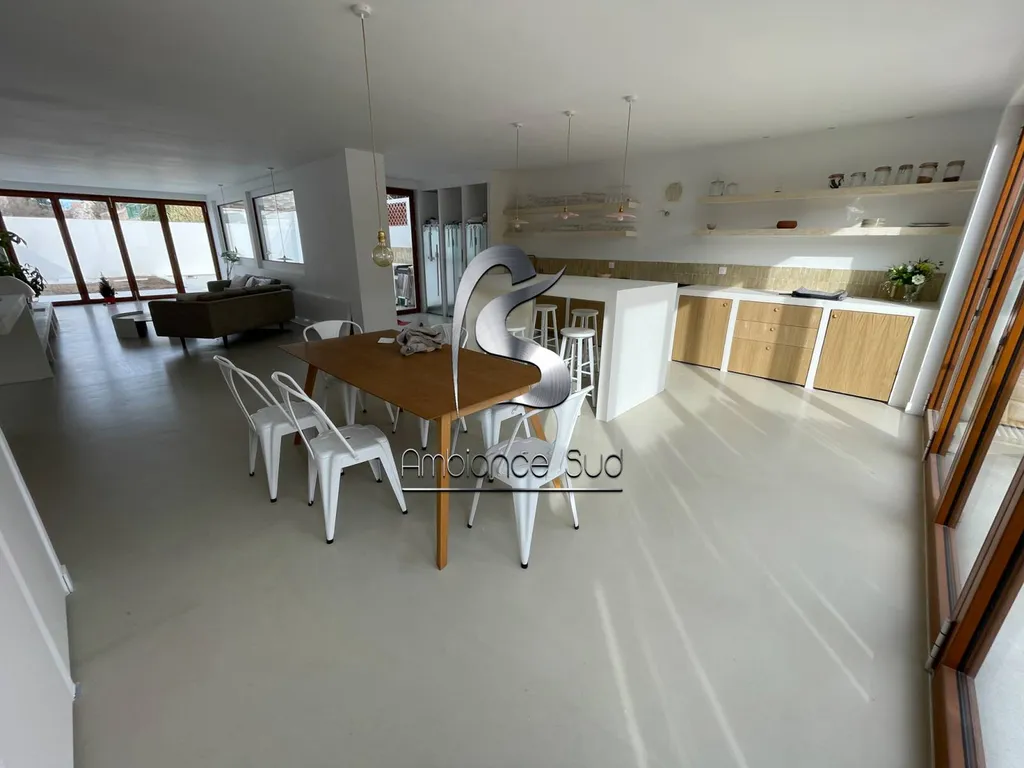 Idée de sol en béton ciré dans une maison en construction à Marseille 13