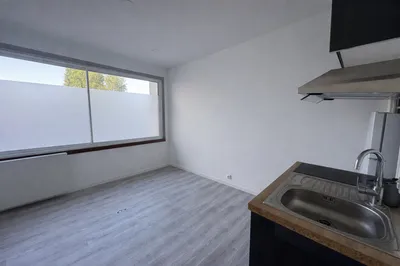 Vos bureaux à Saint Germain en Laye 39 M² de surface au RDC et une partie basse de 35 M² commerces à proximité, stationnement facile