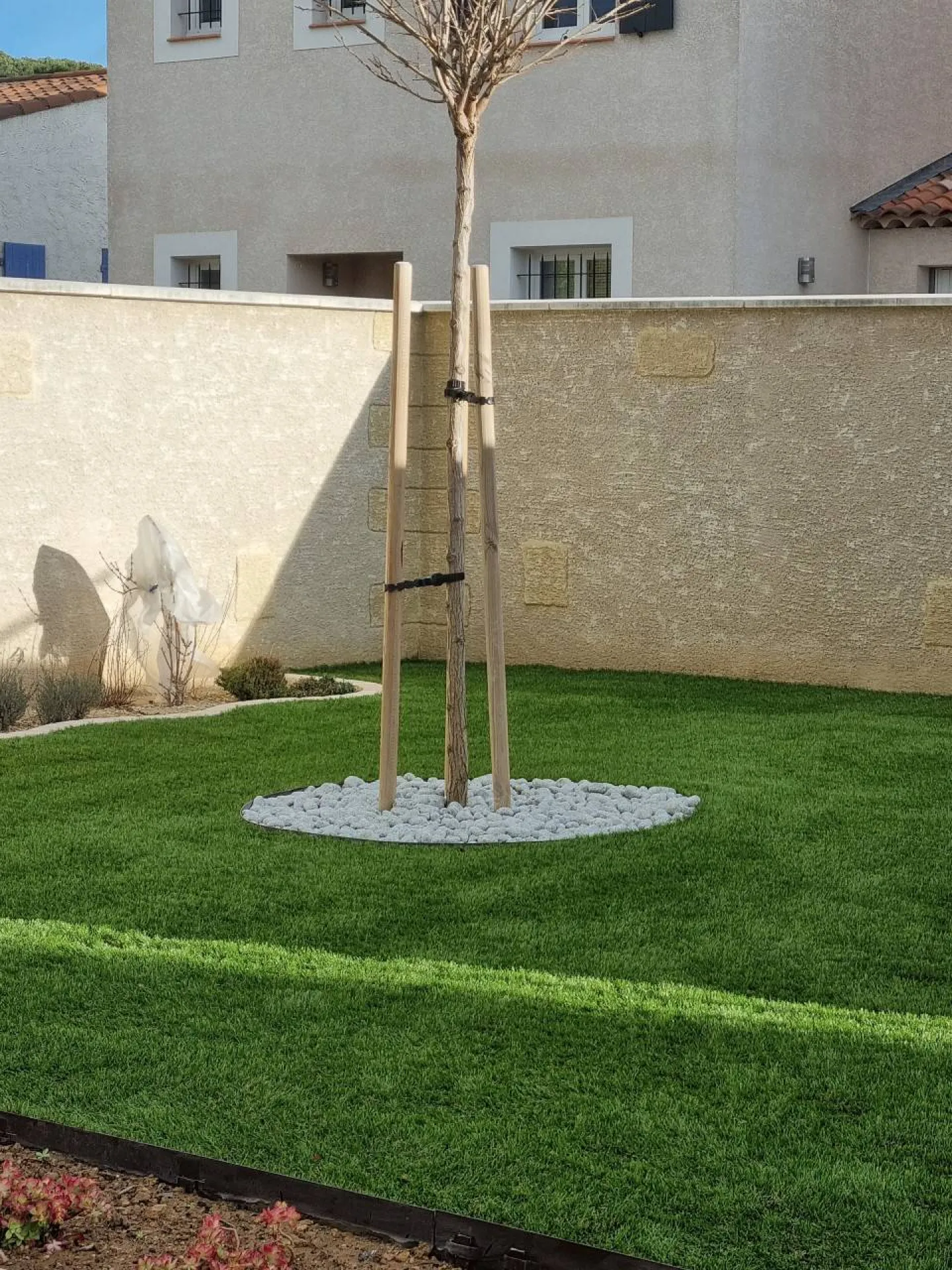 Paysagiste pour pose de gazon artificiel Velaux