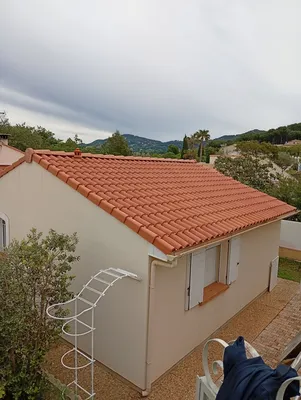 Changement d'une toiture complète avec écran sous toiture changement de liteau création de rive en tuile à Rabat plus faîtage enclosoir ventilé chantier Sainte-Maxime