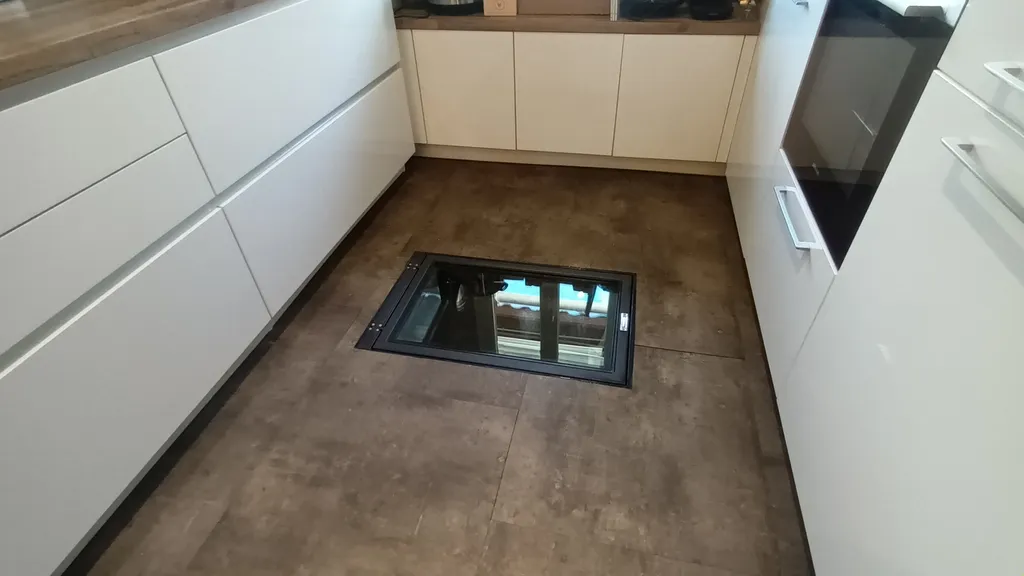 Trappe vitrée manuelle sur mesure vue fermée