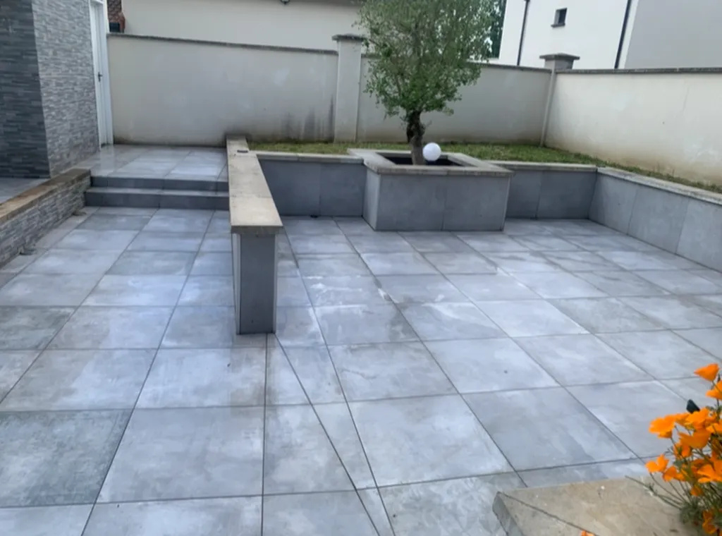Aménagement de terrasse extérieure à Neuville-sur-Saône avec dalle béton, terrasse carrelée antidérapante et travaux de maçonnerie paysagère personnalisés