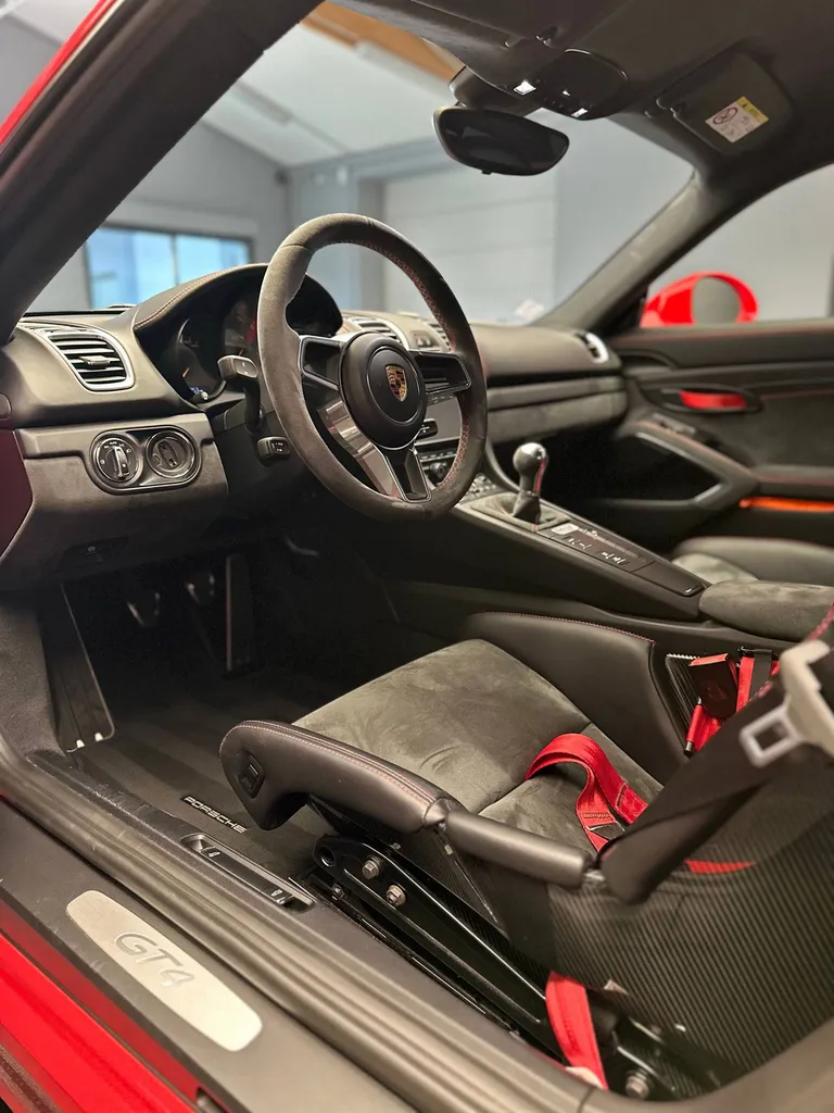 Lustrage brillance sur une Porsche 981 Cayman GT4 proche Le Mans (72)