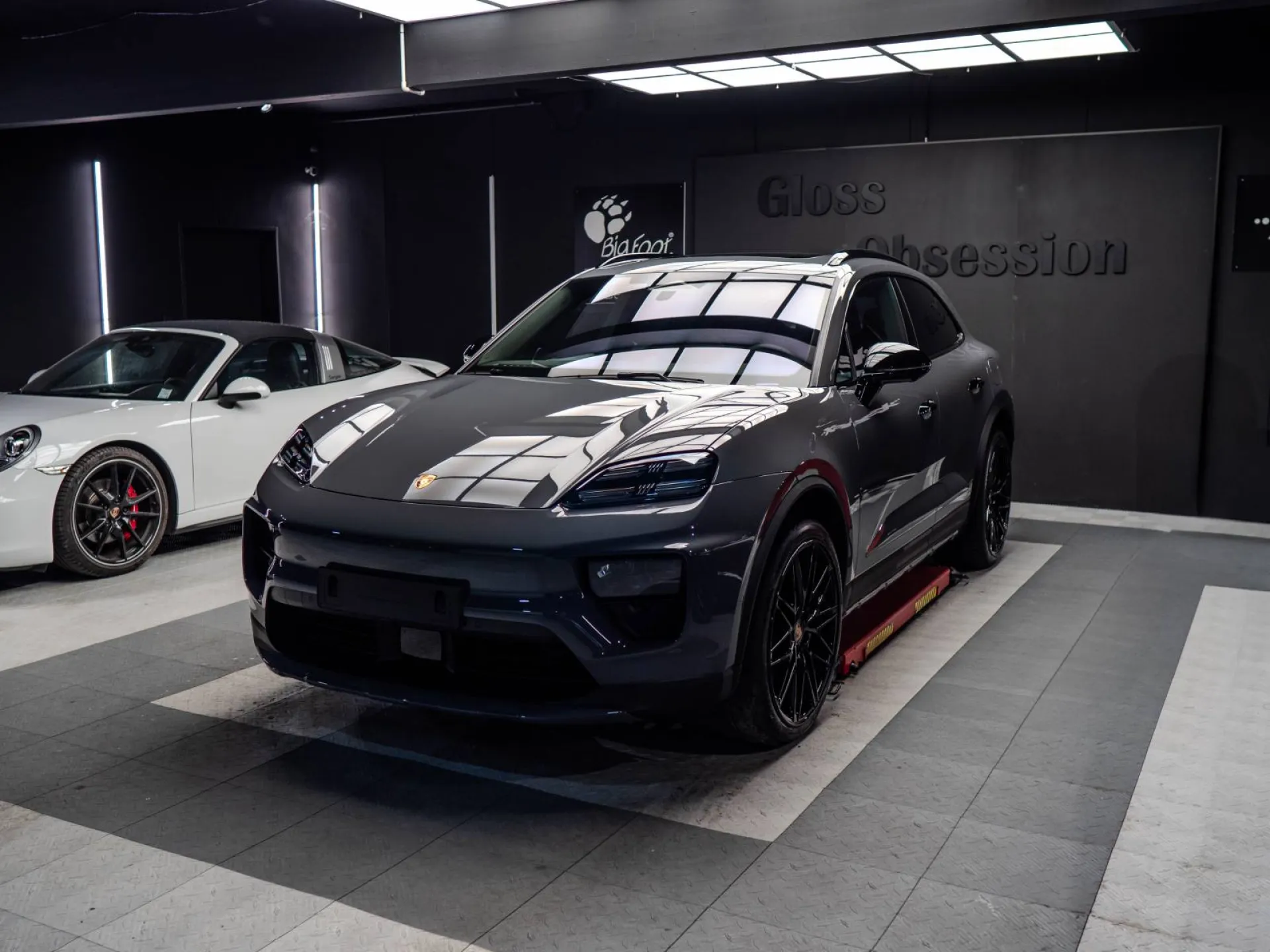 Porsche Macan 4S protégée avec film PPF XPEL pour un client de Lorient.