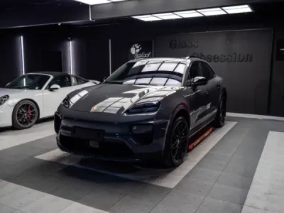 Porsche Macan 4S protégée avec film PPF XPEL pour un client de Lorient.