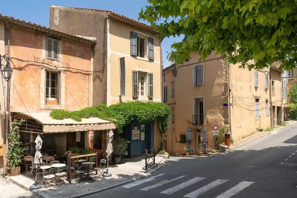 Bonnieux, village perché du Luberon : panoramas, patrimoine, églises, ruelles pittoresques et routes panoramiques.