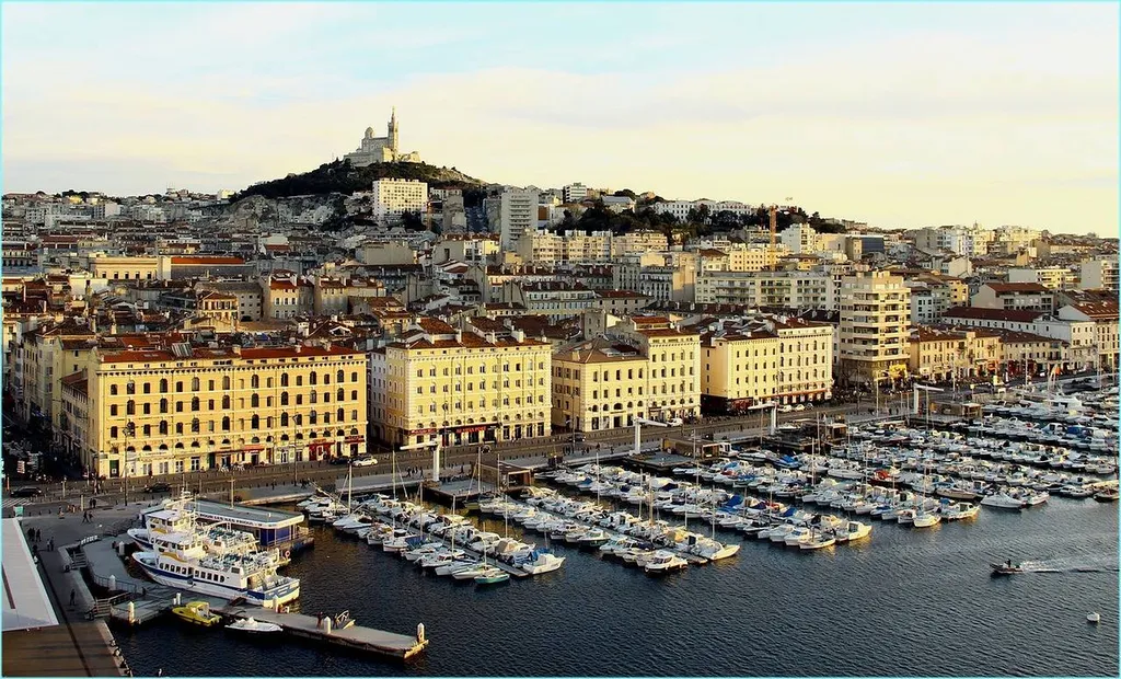 Déjeuner en terrasse au soleil sur le Vieux port !