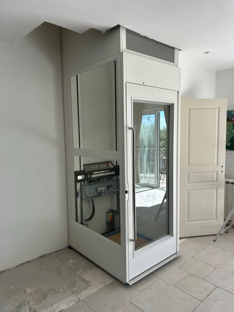 Il reste quelques finitions de décoration pour apprécier pleinement cet ascenseur de maison NAMILIFT PL 501 en intérieur sur 2 nveaux dans un village entre Avignon et Aix en Provence