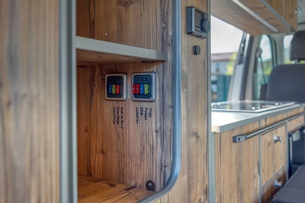 Aménager son VW T6 Court à Chambéry : van compact à finition bois grange pour les escapades savoyardes
