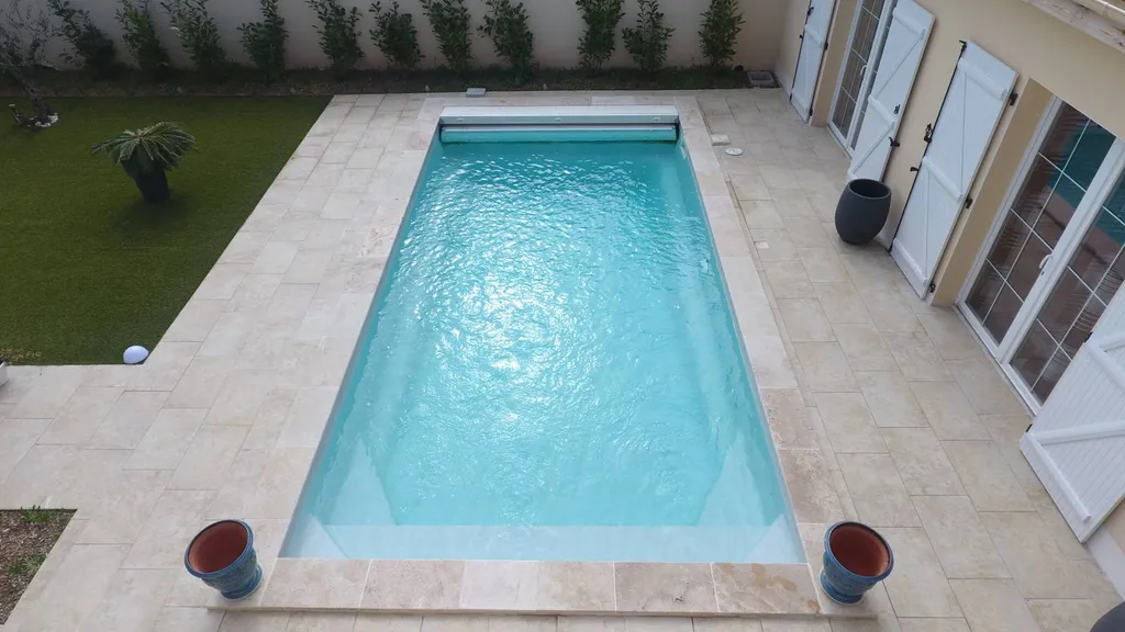 Piscine coque polyester Kryptonite C 7m fond incliné à La Valette, Toulon et Hyères. Design contemporain, confort et sécurité pour toute la famille.
