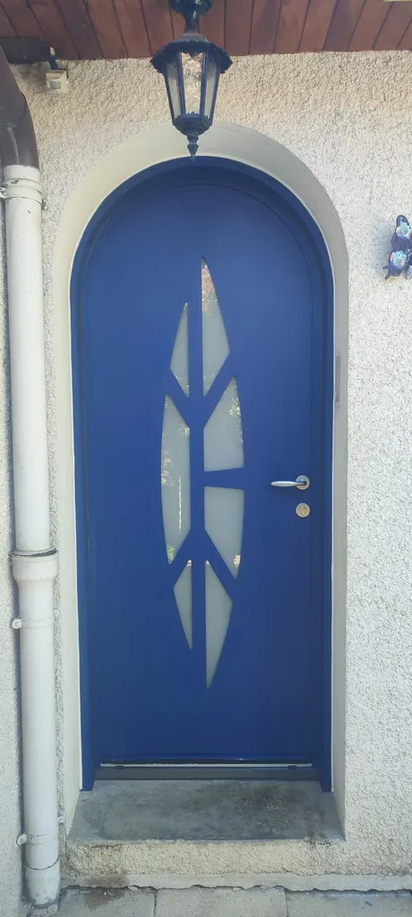 Porte d'entrée en aluminium cintré à Fauverney