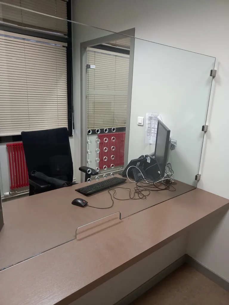 Pose d’une cloison vitrée avec guichet à lyon