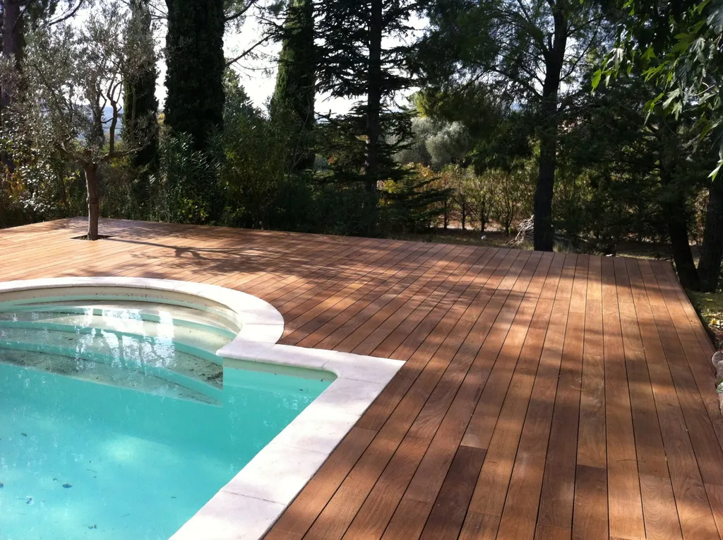 Tour de piscine EN BOIS DANS LES BOUCHES DU RHÔNE