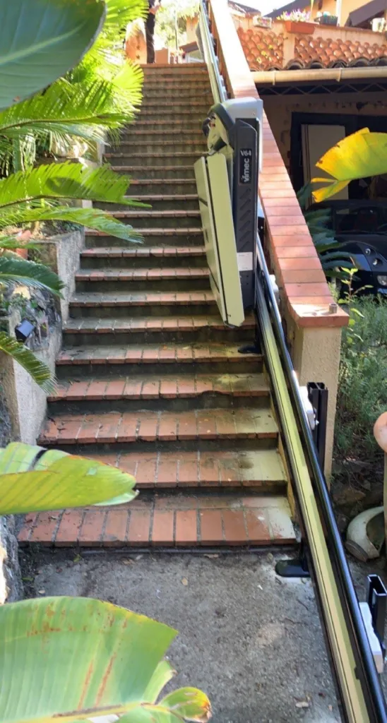 Installation d’une plateforme oblique VIMEC V64 sur un escalier droit : accessibilité et intégration parfaite dans un environnement paysager