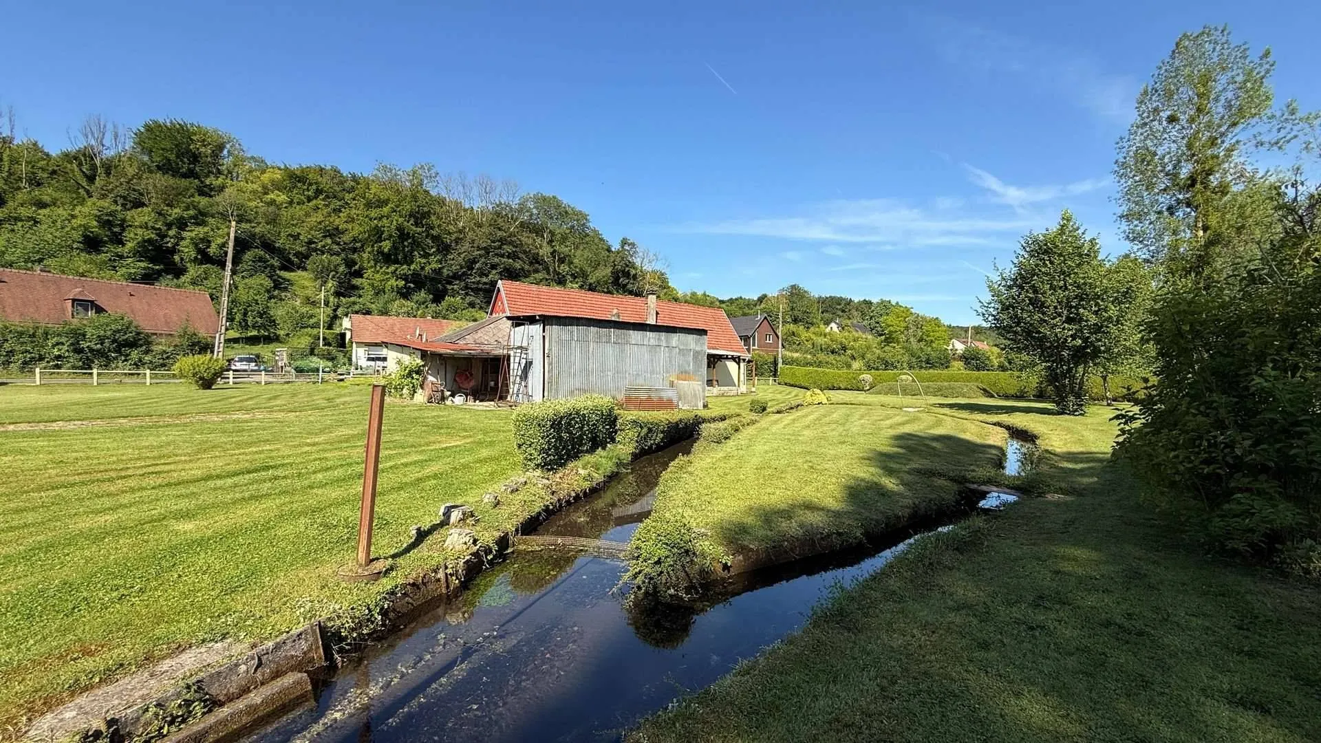 À vendre à Saint-Hellier : maison avec 6 dépendances sur terrain clos et arboré