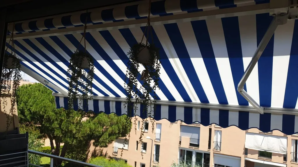 Store banne motorisé avec toile Dickson à SAINT-TROPEZ