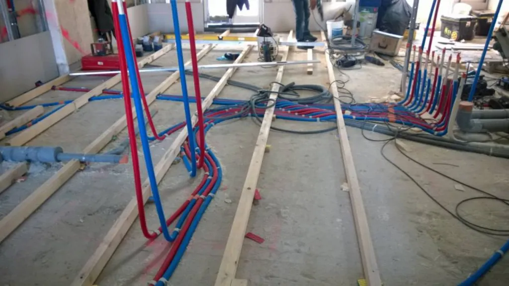 Création de sol pour recevoir un parquet collé à St Tropez en 2014
