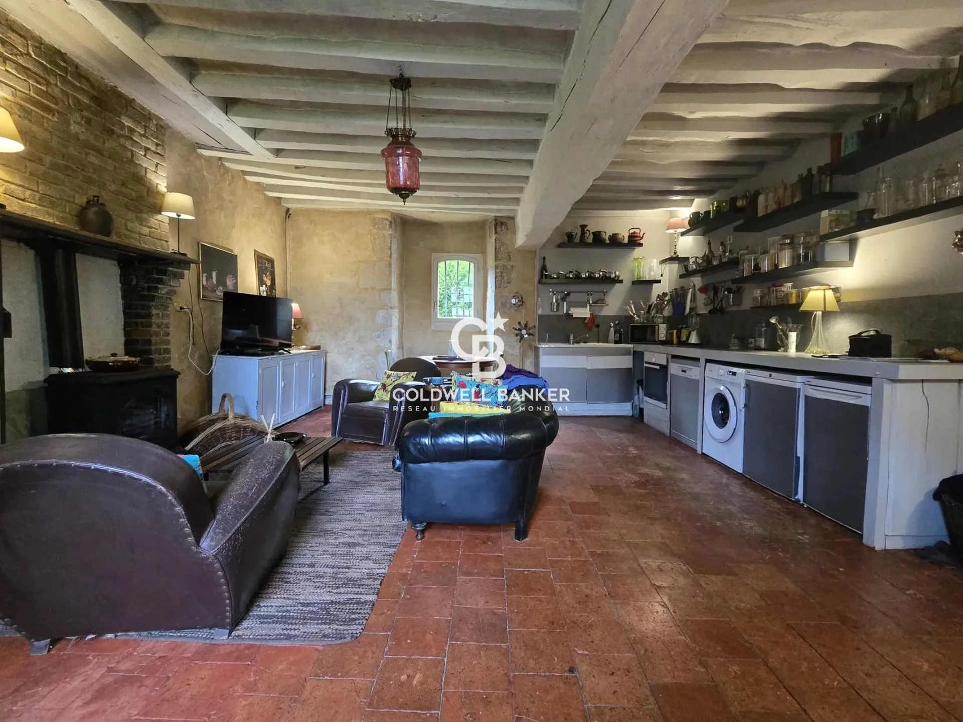 Superbe maison ancienne du XVe siècle à vendre en Sarthe avec salons authentiques et atmosphère historique unique.