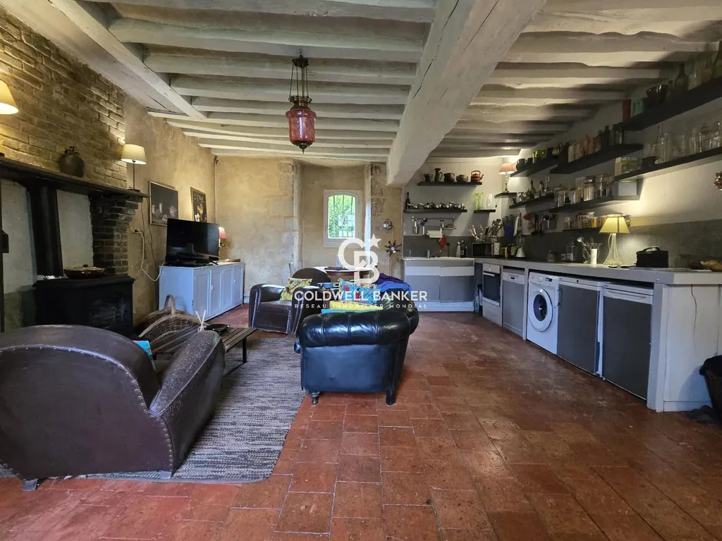 Superbe maison ancienne du XVe siècle à vendre en Sarthe avec salons authentiques et atmosphère historique unique.