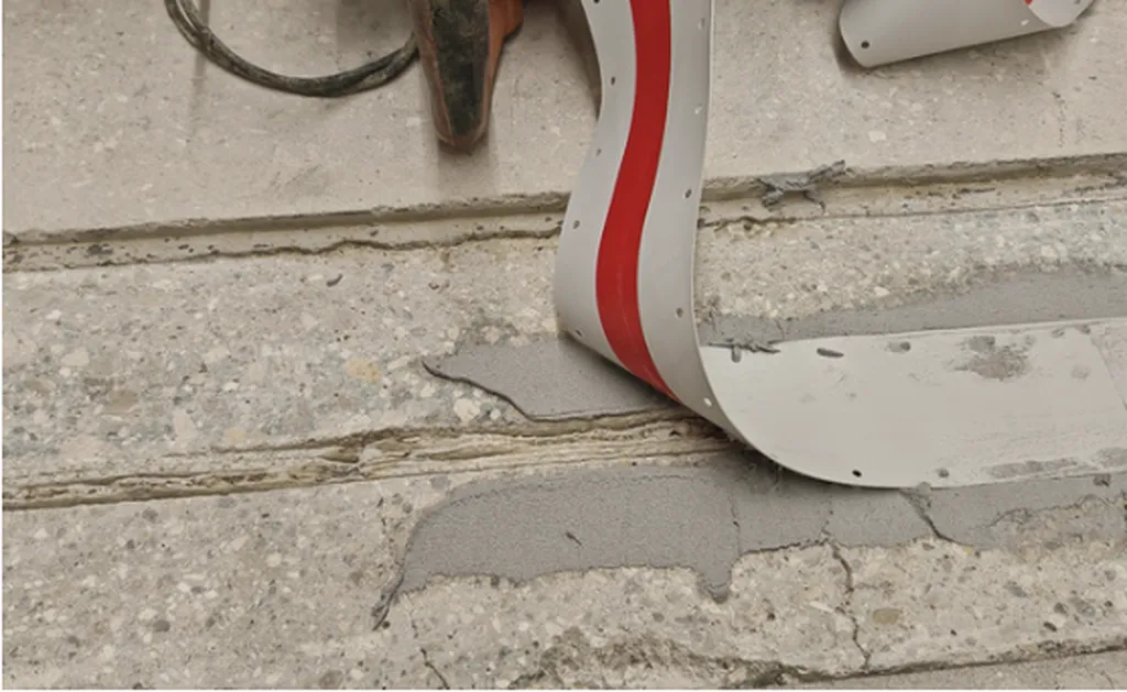 Réfection et pose de joints de dilatation SIKA avec mortier époxy et étanchéité sur zone de circulation interne à Chartres