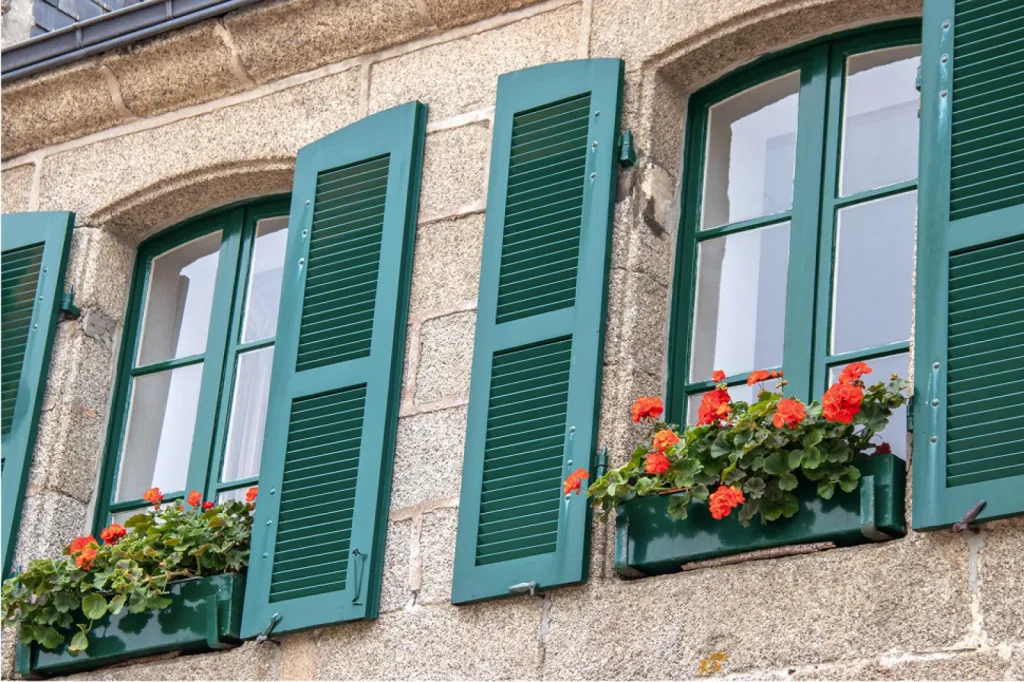 Installation volet battant bois pour rénovation patrimoine Bâtiment de France à Pessac – menuisier certifié RGE