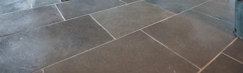 Forest Grey : pierre naturelle en schiste pakistanais aux nuances grises, bronze et vertes pour intérieur et extérieur