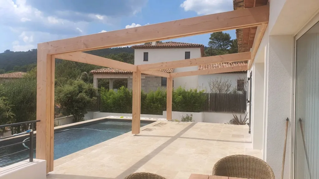 Pose de pergola bois moderne à Garéoult Var 83