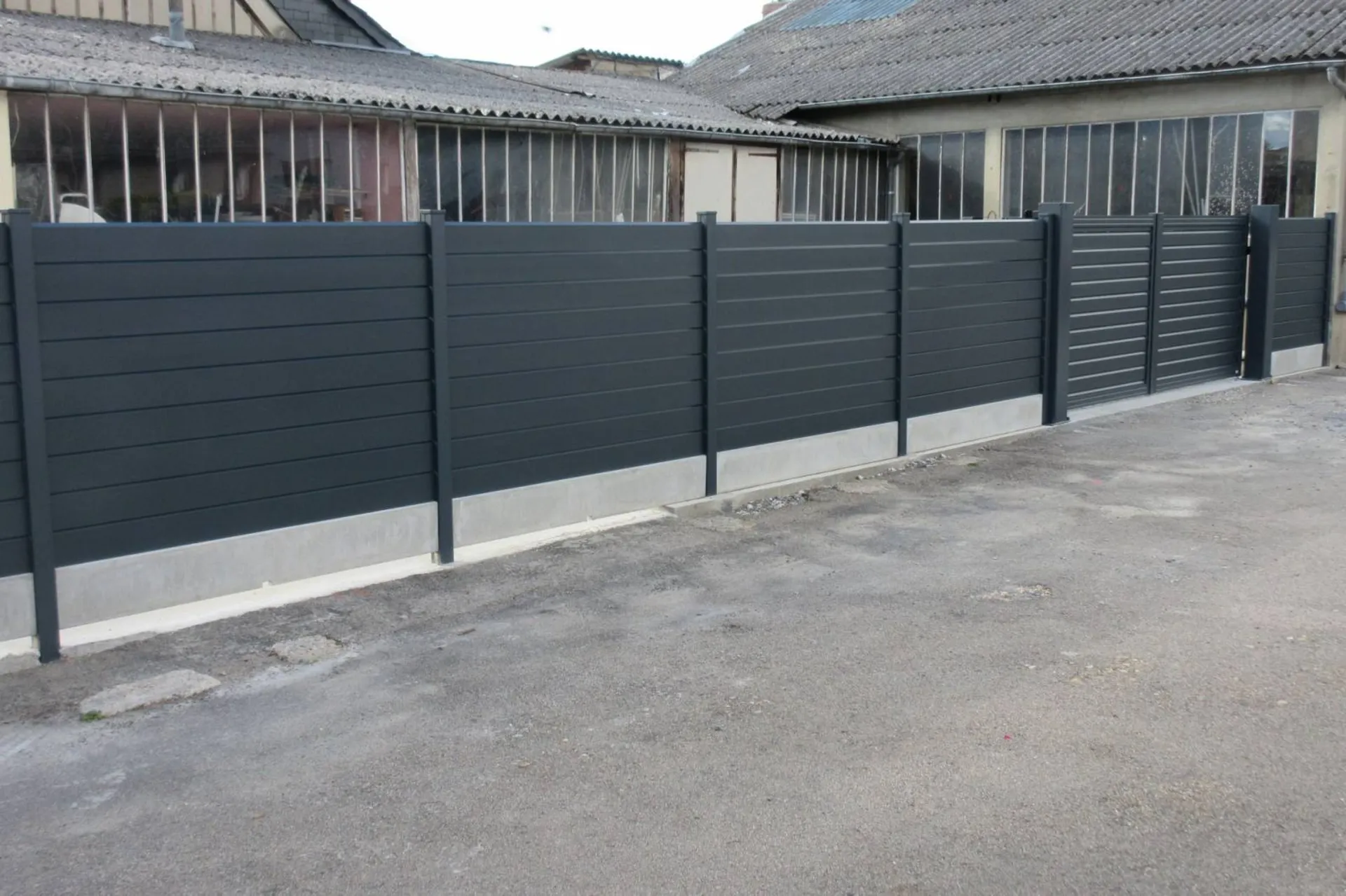 Poseur de clôture alu à clair voie à Beuzeville dans l'Eure 27 