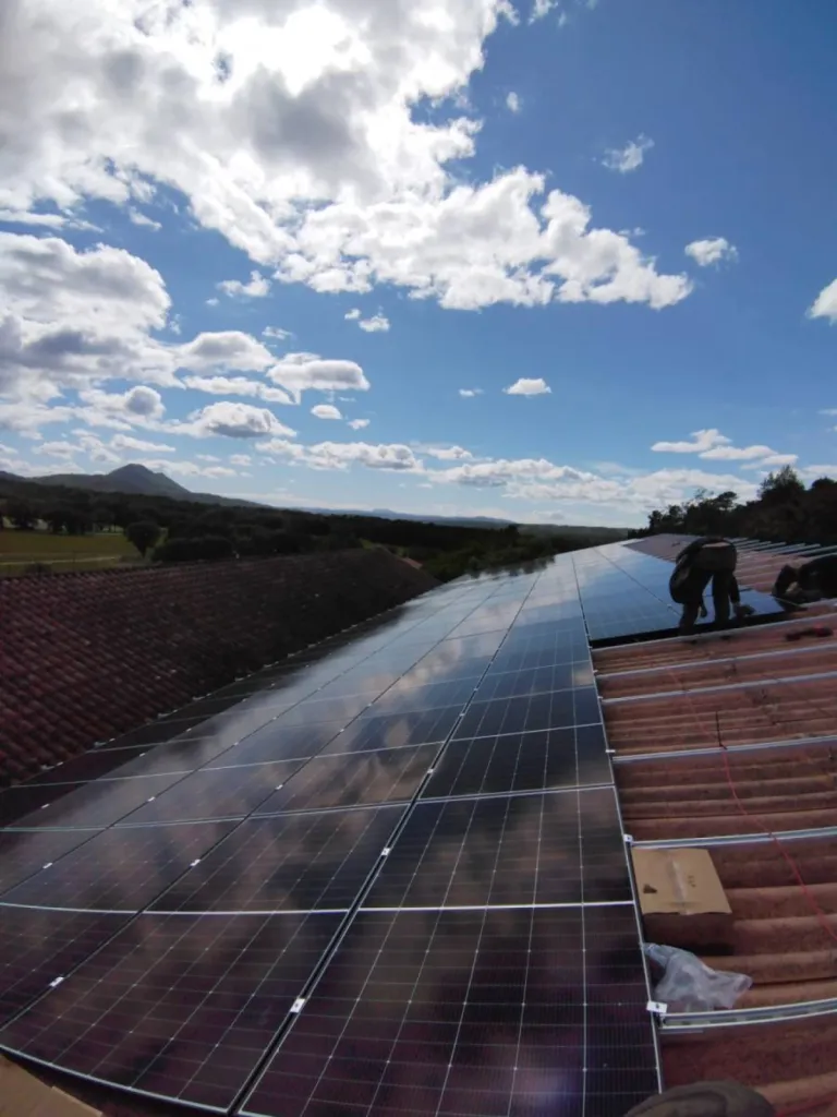 Installation de panneaux photovoltaïques TrinaSolar au Château de la Prégentière à Pontevès à côté de Brignoles et Saint-Maximin