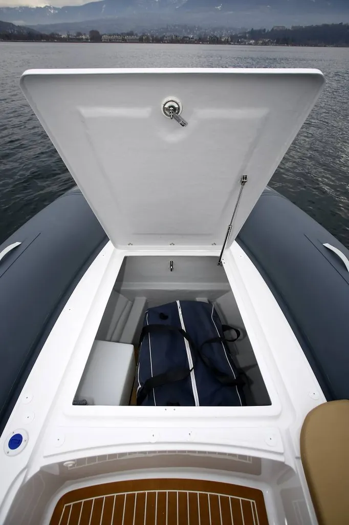 Bateau pneumatique à moteur Soleil 20 pour 10 personnes Cassis