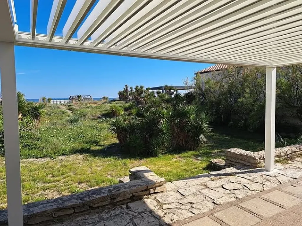 Installation pergola bioclimatique aluminium avec vue mer et lames orientables motorisées à Sète dans l’Hérault 34200