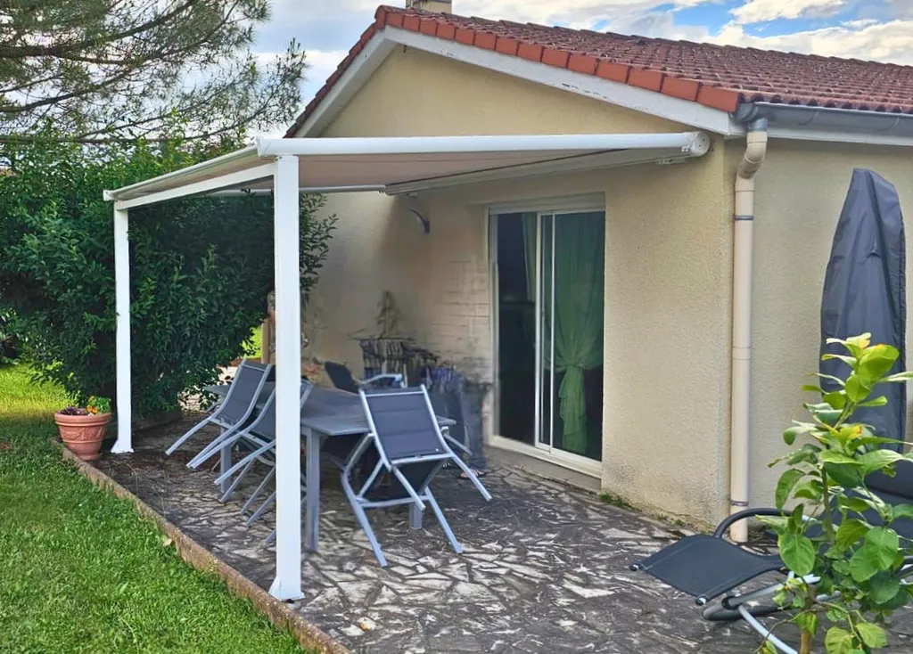 Pose d'une pergola en aluminium blanc GALAXIE avec toile enroulable motorisée beige et coffre arrondi à Pont-Evèque près de Vienne (38)