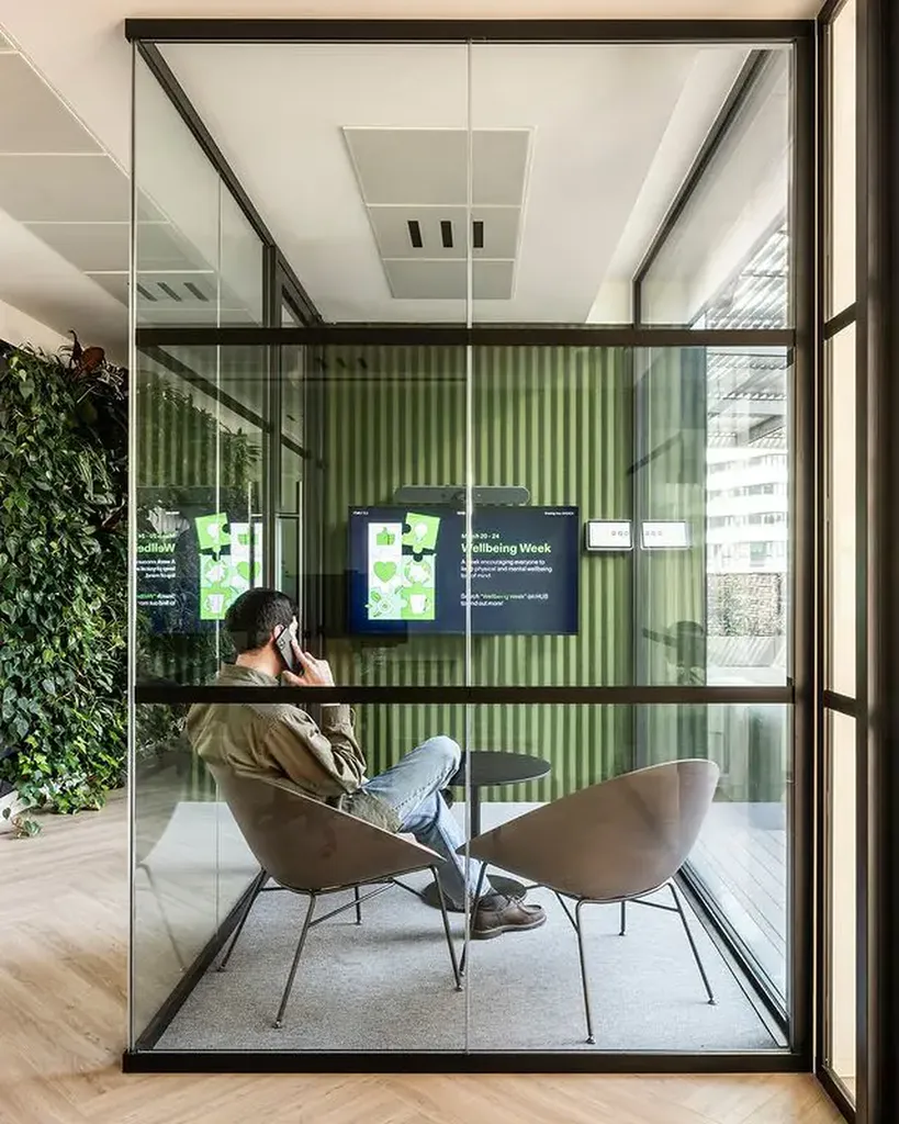 Cloisons vitrées modulaires pour open space à Saint-Médard-en-Jalles avec une architecte d'intérieur