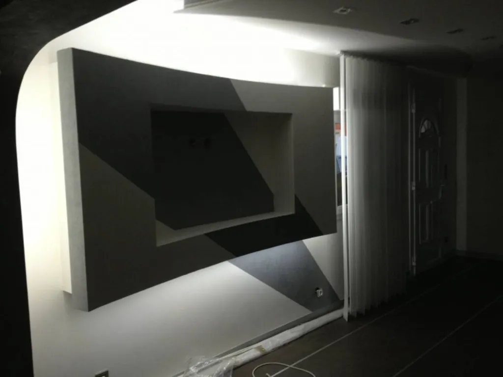 ECRAN TV ET OMBRE EN BÉTON CIRE