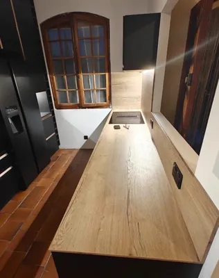Créer une cuisine sur mesure noire et bois moderne avec façades premium et plan en bois massif à Sanary-sur-Mer