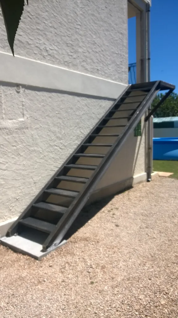 FABRICATION ESCALIER METALLIQUE DROIT A BERRE L'ETANG 13