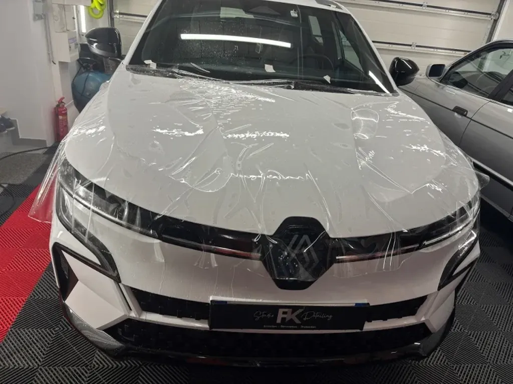 Pose film protection PPF capot pour véhicule électrique Renault moderne en Moselle haut de gamme professionnel spécialisé