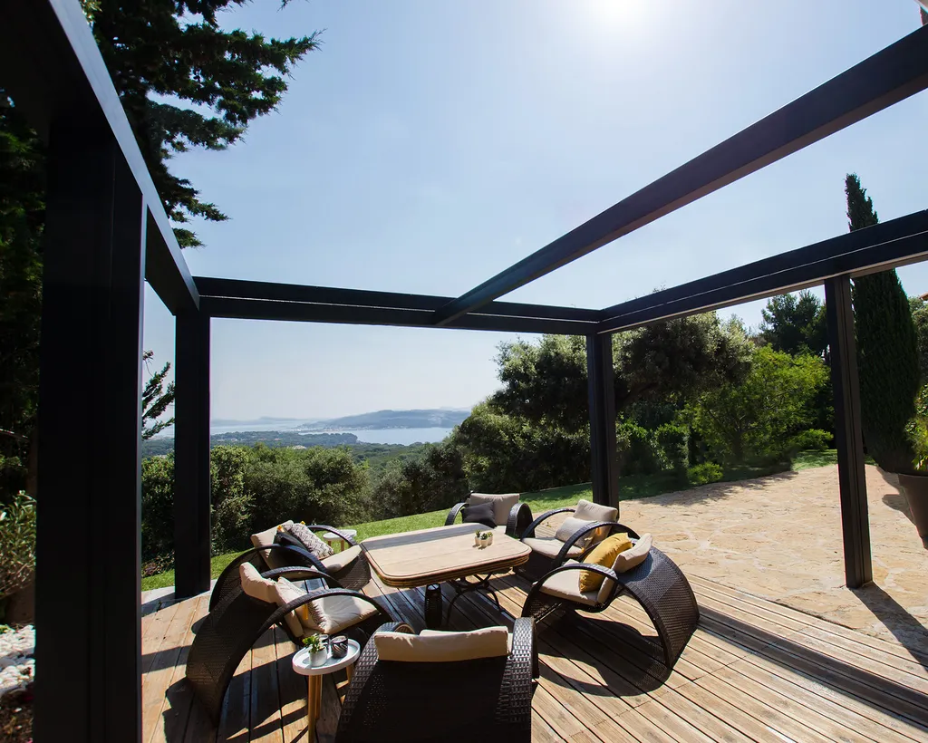 Pergola rétractable vue panoramique à Fréjus