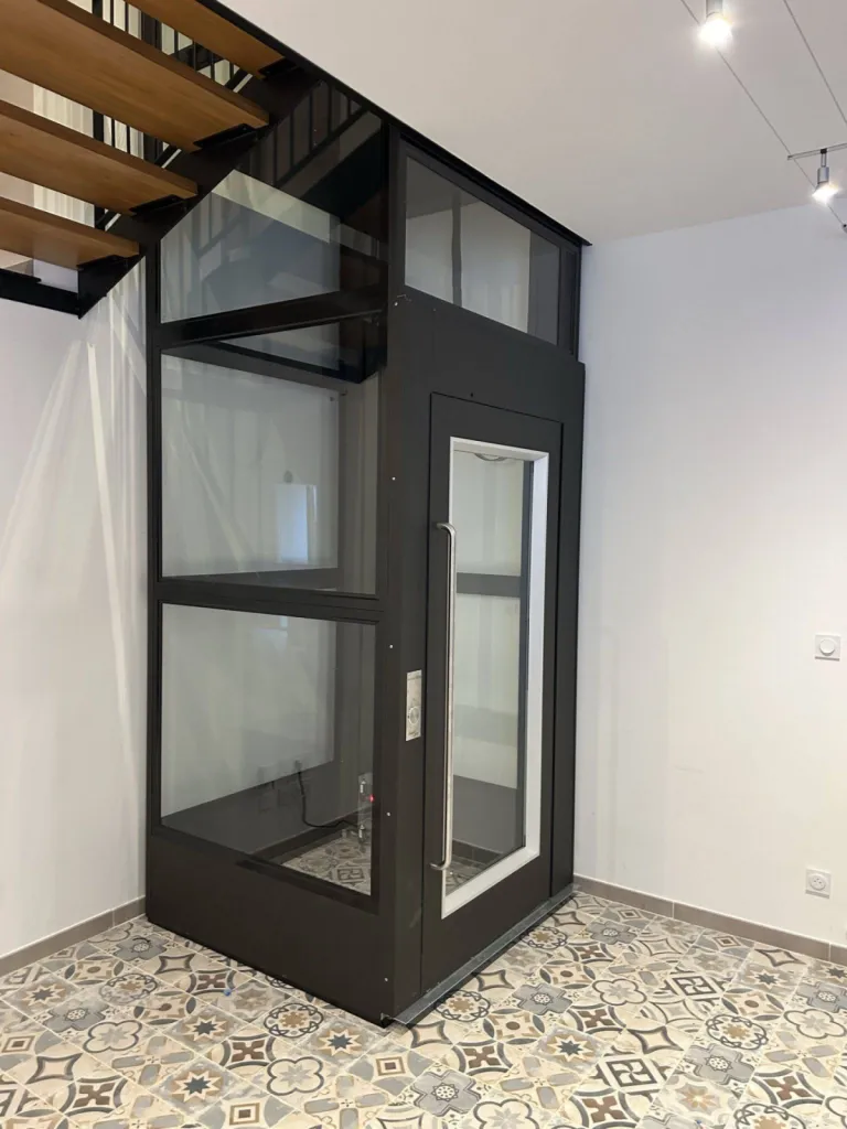 dimensions sur mesure pour cet élévateur vertical NAMILIFT PL501 en intérieur dans une maison rénovée à la Ciotat