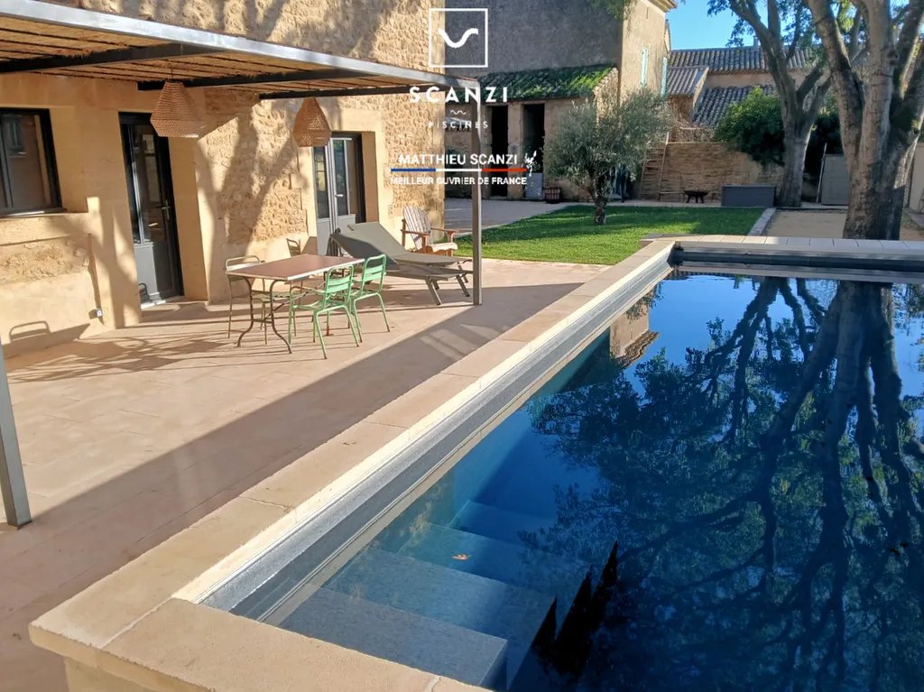 Le béton banché armé vibré: avantages pour la construction d’une piscine semi-enterrée et hors sol Nîmes et La Calmette