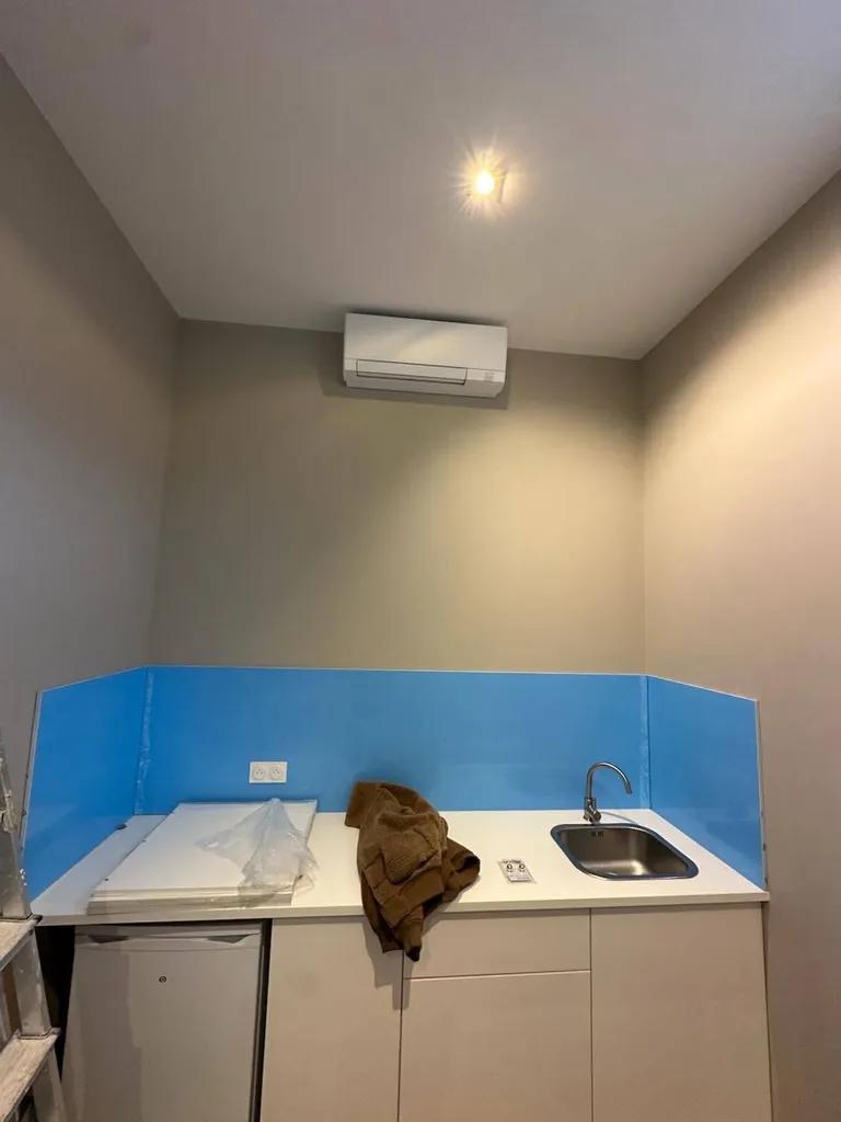 Installation d’une climatisation réversible Split Daikin dans un bureau à Gagny 
