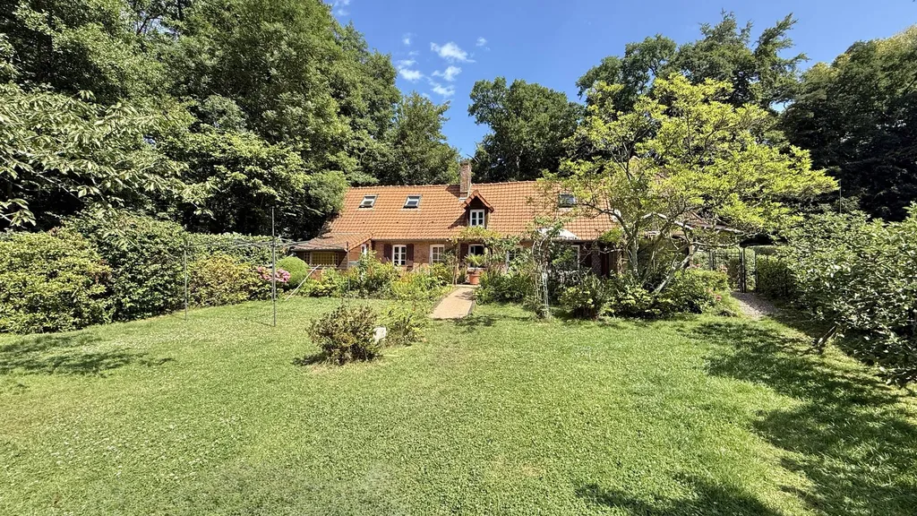 À vendre : longère rénovée à Varengeville-sur-Mer avec jardin et pièces de vie lumineuses