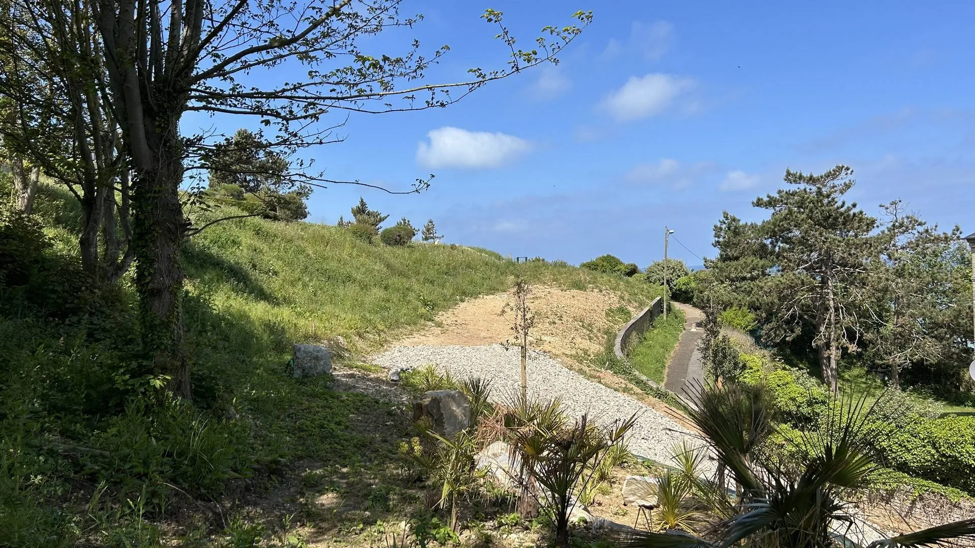 Vends : parcelle exceptionnelle prête à bâtir, dans un cadre calme avec vue dégagée sur la mer.