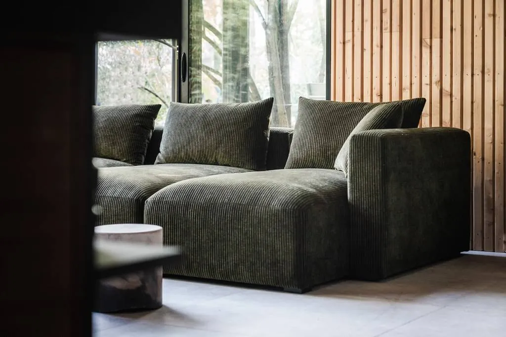 canape modulable en velours cotelet vert à hyeres