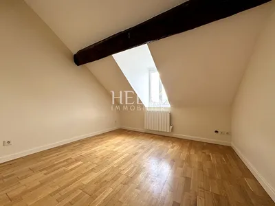 A vendre appartement situé en dernier étage d'un immeuble ancien, à 5 minutes à pied du RER A, le château de Saint Germain en Laye.