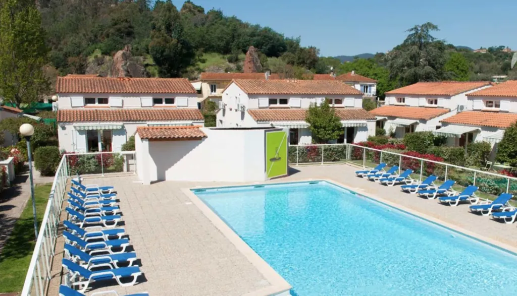 villa jumelée avec piscine 