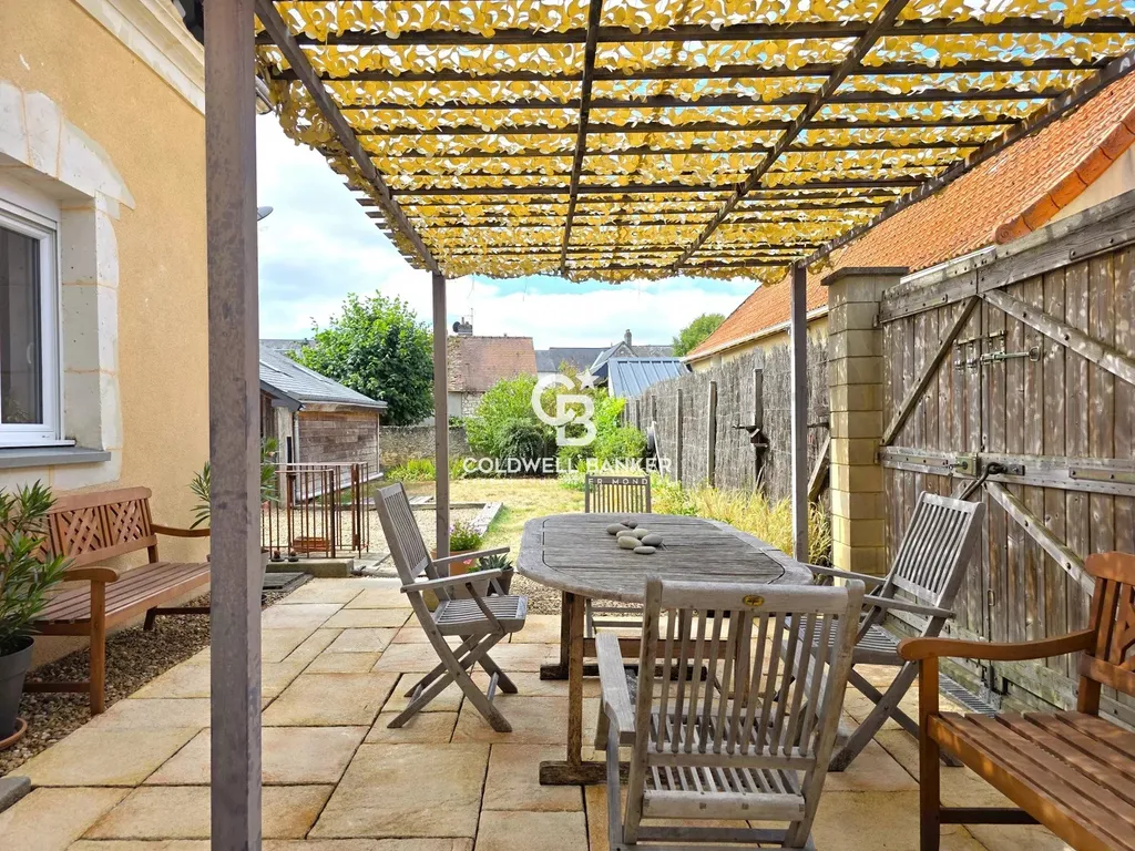 Terrasse avec pergola et coin repas extérieur, propriété de charme à vendre Mayet en sarthe