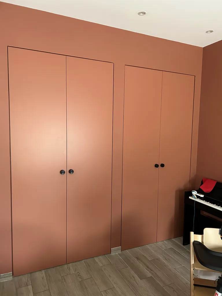 Placards de cuisine optimisant les rangements après rénovation