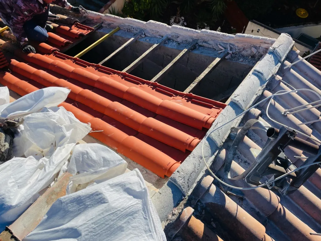 Réalisation de couvreur pour un enlèvement de cheminée sur une toiture de maison sur Aix en Provence